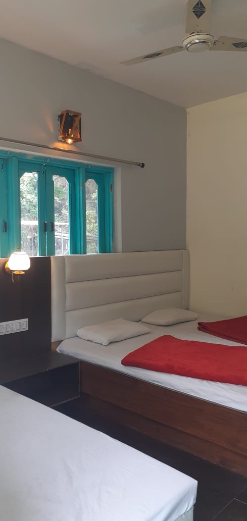 Hotel Ganga Darshan Deluxe Double Bedroom